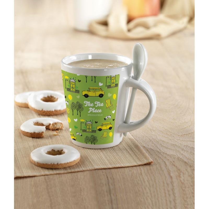 Taza con cuchara de cerámica.