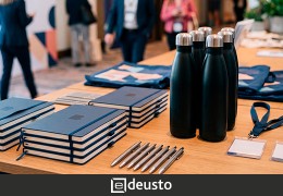 Merchandising para eventos: por qué los regalos corporativos físicos siguen funcionando